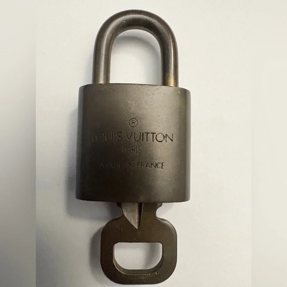 Louis Vuitton Brass Padlock & key, #311, Collector-Grade Vintage LV Hardware - Picture 2 of 3